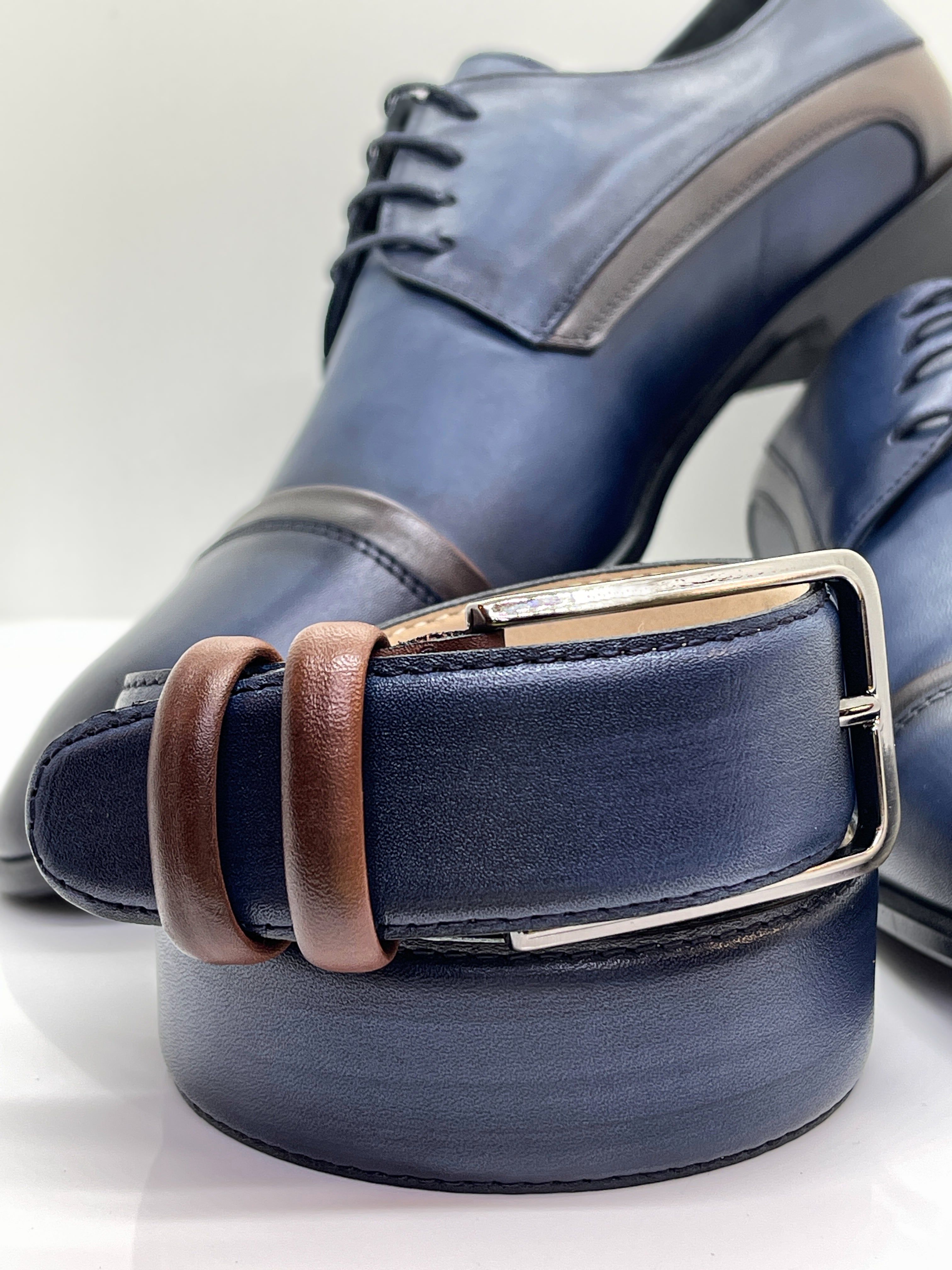 Handgemachter Herrenschuh, blau mit braunen Akzenten, echtes Leder