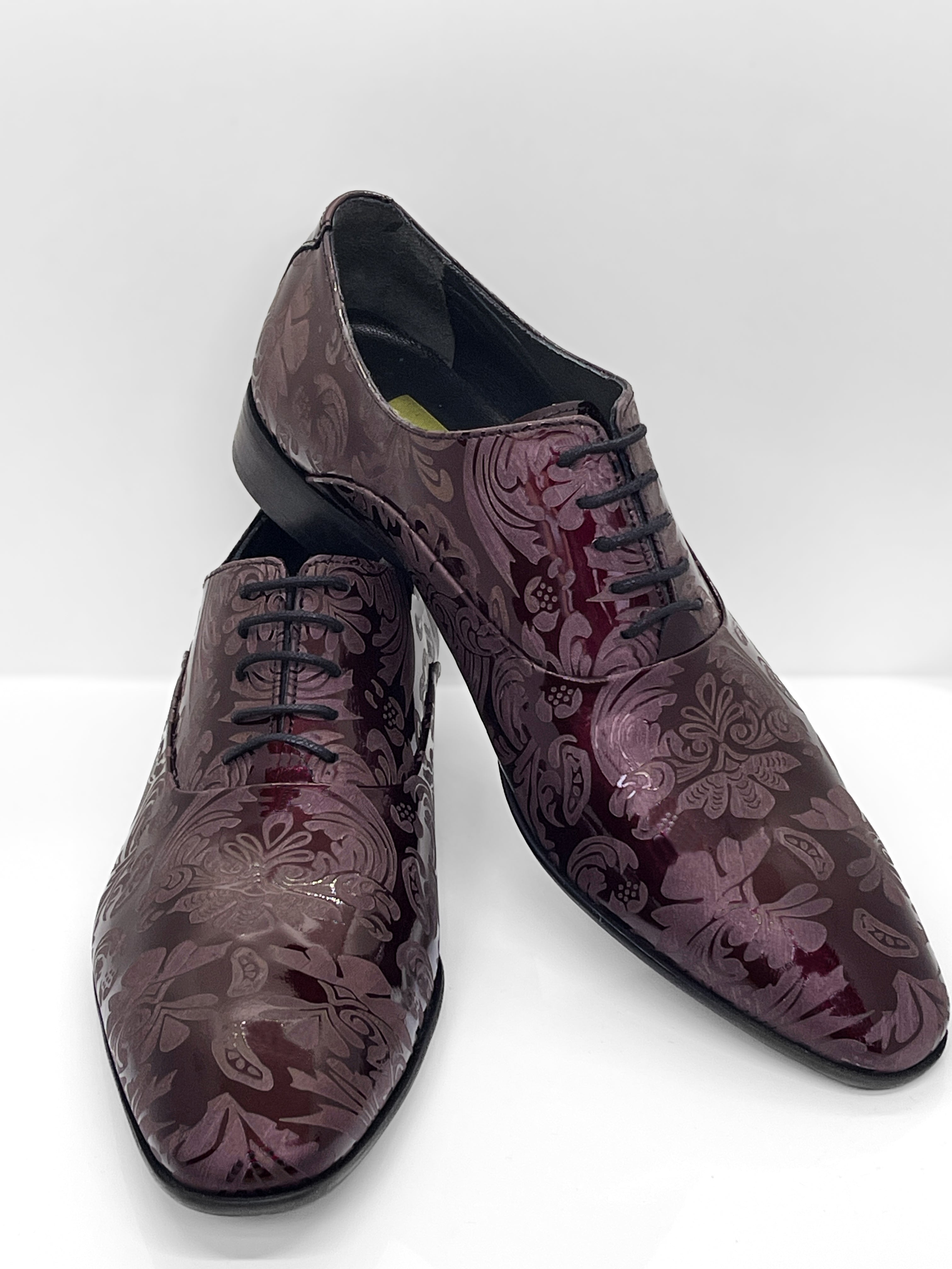 Handgefertigter Herrenschuh aus echtem Leder mit einer filigranen Lasergravur in Form von Paisley-Ornamenten und eleganten Lackdetails in Bordeuax