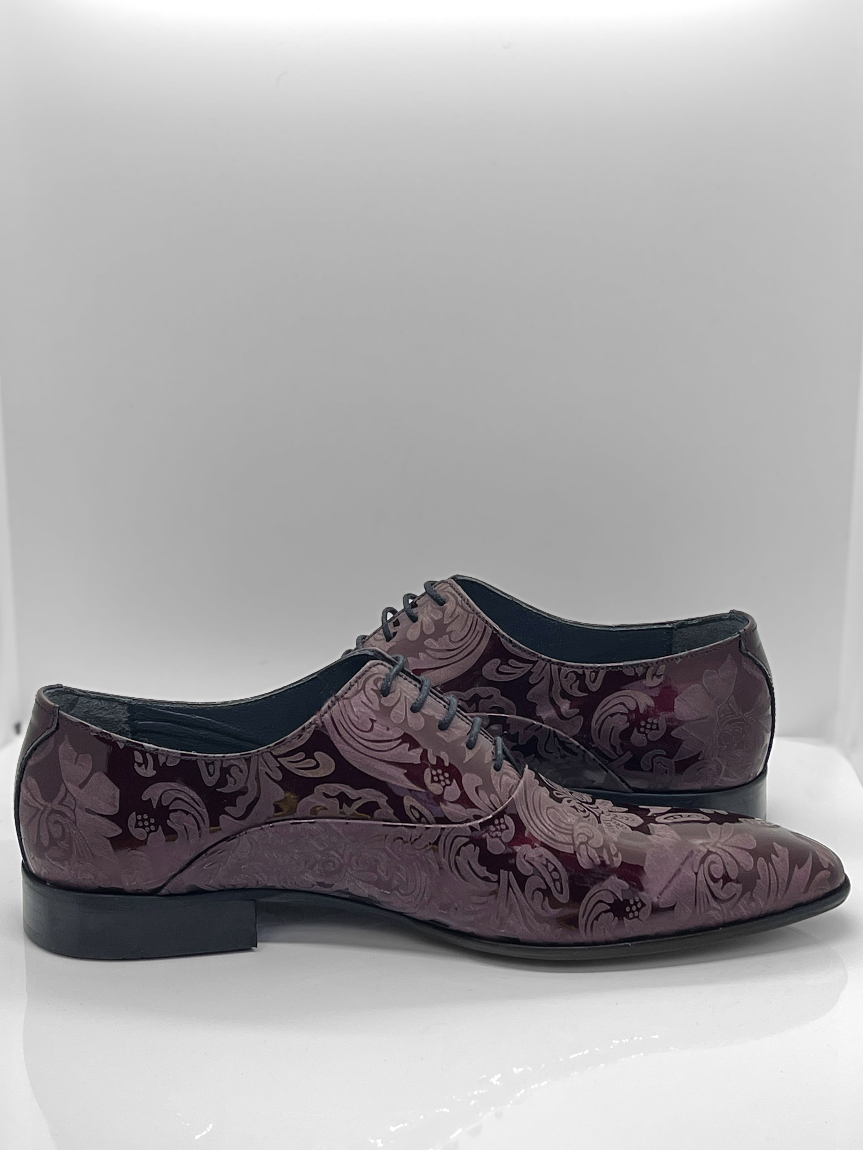 Handgefertigter Herrenschuh aus echtem Leder mit einer filigranen Lasergravur in Form von Paisley-Ornamenten und eleganten Lackdetails in Bordeuax